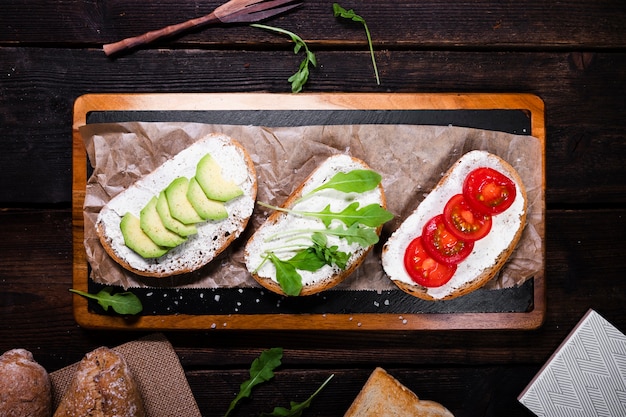 Vista dall'alto fette di pane con snack