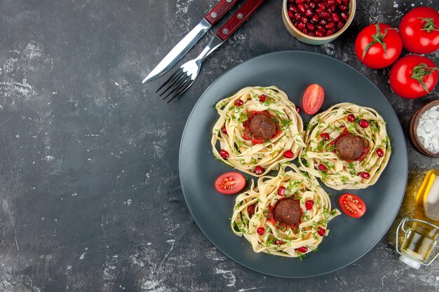 Vista dall'alto fette di pasta cotta con polpette su sfondo grigio pasta piatto di carne cucina ristorante colore cena luogo libero