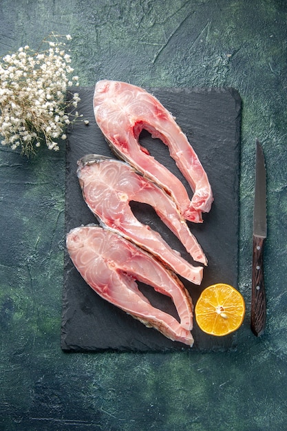 vista dall'alto fette di pesce fresco su sfondo scuro