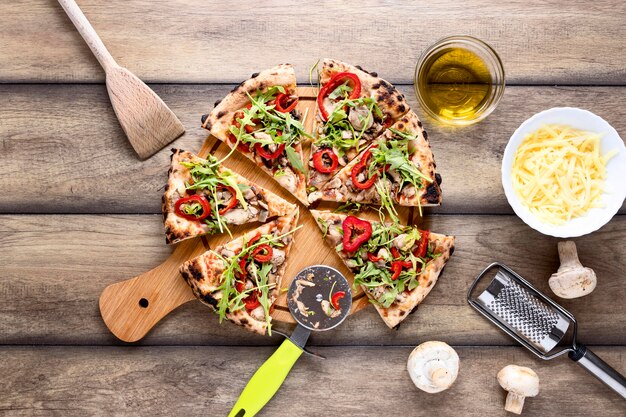 Vista dall'alto fette di pizza con formaggio