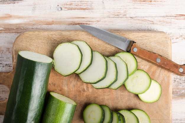 Vista dall'alto fette di zucchine e un coltellino