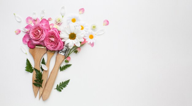 Vista dall'alto fiori di rose e pennello da pittura