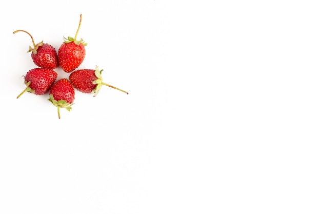 Vista dall'alto fragole rosse fresche pastose e succose sulla scrivania bianca