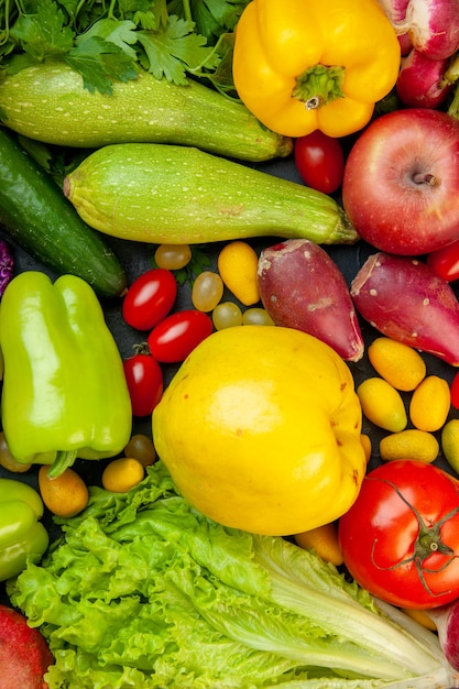 Vista dall'alto frutta e verdura zucchine peperoni pomodorini cumcuat mela cotogna cetriolo lattuga