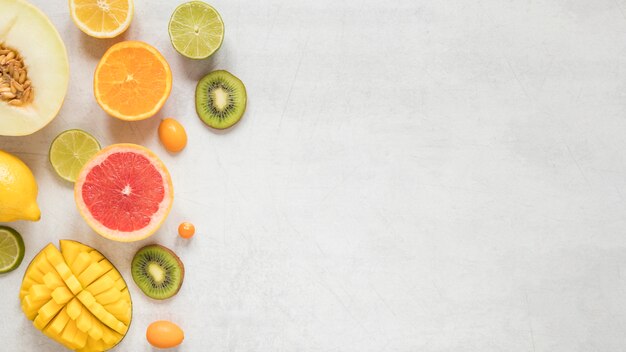 Vista dall'alto frutta esotica e fresca con spazio di copia