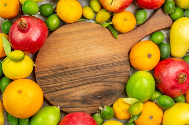 Vista dall'alto frutta fresca diversa matura e dolce su sfondo bianco