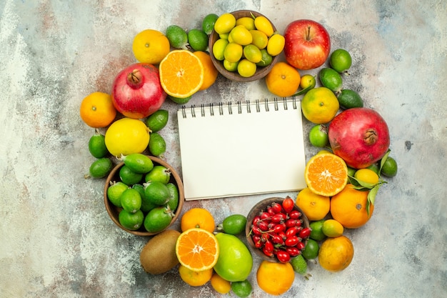 Vista dall'alto frutta fresca diversi frutti dolci su sfondo bianco colore dell'albero della salute gustosa bacca matura agrumi