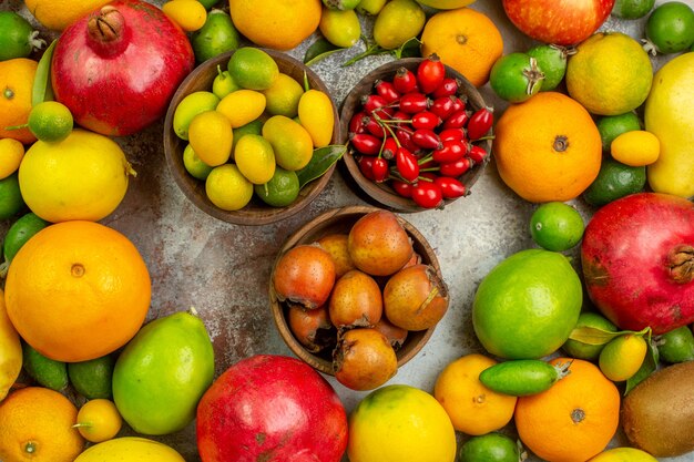 Vista dall'alto frutta fresca diversi frutti dolci su sfondo bianco dieta gustosa colore salute albero maturo