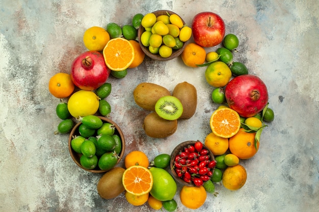 Vista dall'alto frutta fresca diversi frutti dolci sulla scrivania bianca albero della salute colore bacca agrumi maturo gustoso