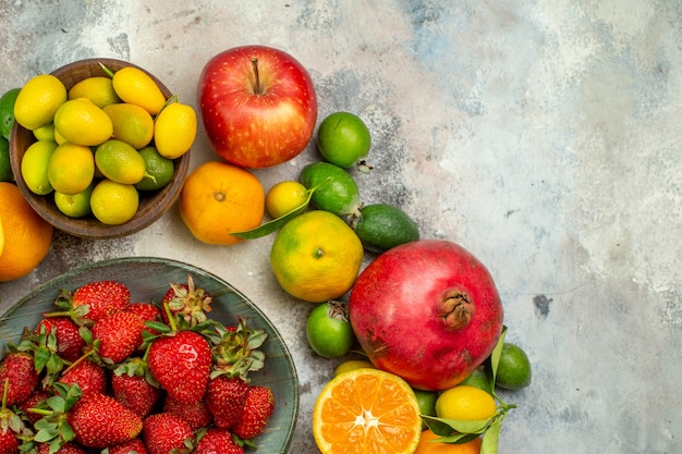 Vista dall'alto frutta fresca diversi frutti dolci sullo sfondo bianco colore dell'albero della salute foto gustosa bacche agrumi maturi