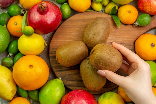 Vista dall'alto frutta fresca diversi frutti maturi e morbidi su sfondo bianco colore della bacca dieta foto gustosa