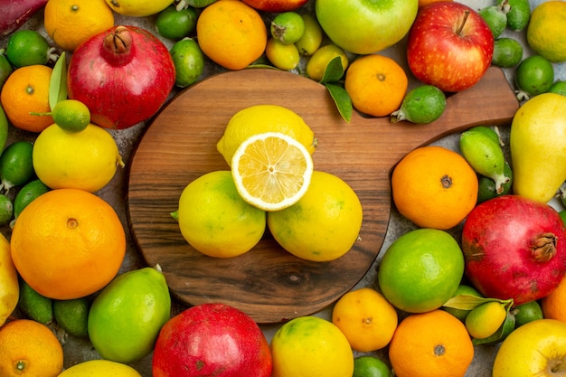 Vista dall'alto frutta fresca diversi frutti maturi e morbidi su sfondo bianco colore delle bacche dieta salutare gustosa