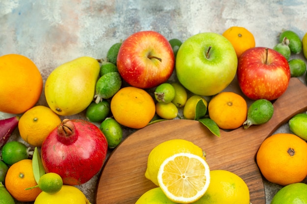 Vista dall'alto frutta fresca diversi frutti maturi e morbidi su sfondo bianco colore delle bacche dieta salutare gustosa