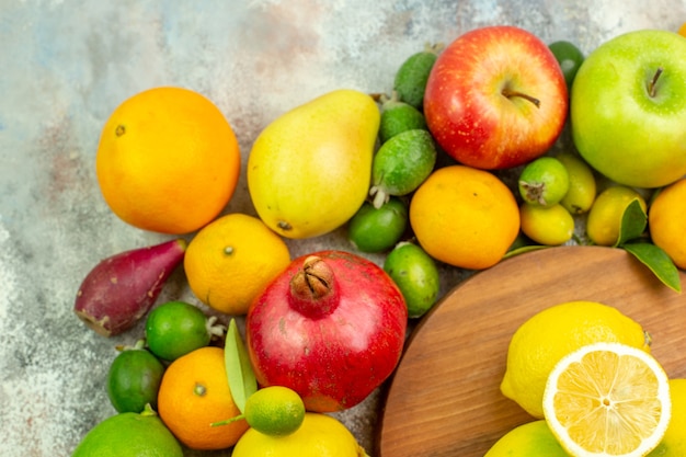 Vista dall'alto frutta fresca diversi frutti maturi e morbidi su sfondo bianco colore delle bacche salute dieta foto gustosa