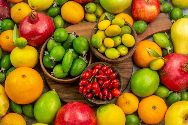 Vista dall'alto frutta fresca diversi frutti maturi e morbidi su uno sfondo bianco bacca gustosa dieta colore salute