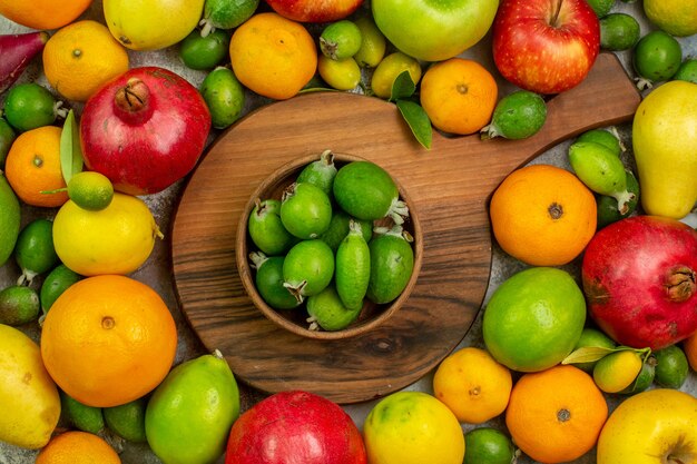 Vista dall'alto frutta fresca diversi frutti maturi e morbidi su uno sfondo bianco gustosa foto colore salute dieta bacca