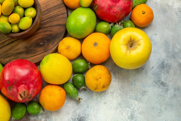 Vista dall'alto frutta fresca diversi frutti maturi e morbidi sulla scrivania bianca