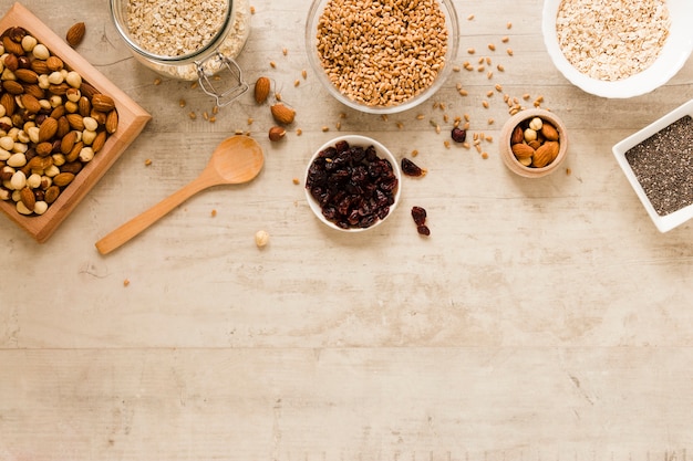 Vista dall'alto frutta noci e avena con spazio di copia