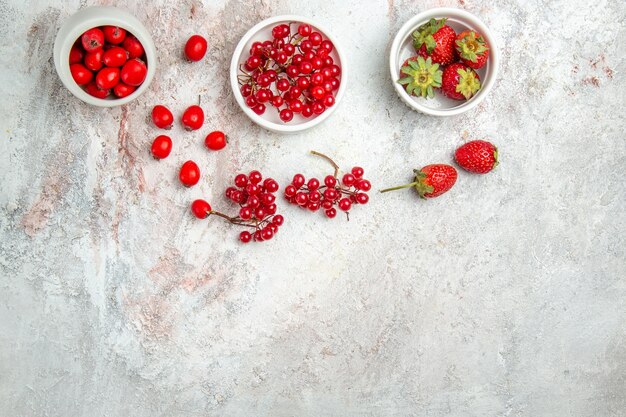 Vista dall'alto frutti rossi con bacche sulla tavola bianca bacca di frutta rossa fresca