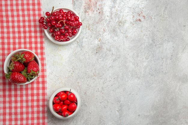 Vista dall'alto frutti rossi con bacche sulla tavola bianca bacca frutta fresca