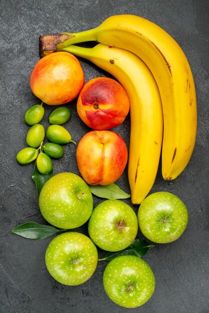 Vista dall'alto frutti sul tavolo agrumi mele verdi con foglie nettarine e banane