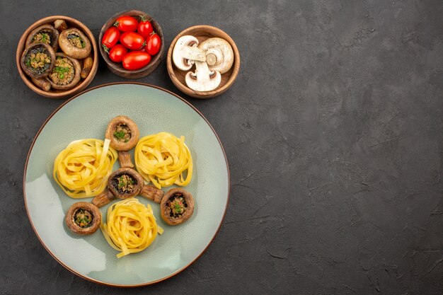 Vista dall'alto funghi cotti con pasta pasta sul colore del pasto cena cibo tavolo scuro