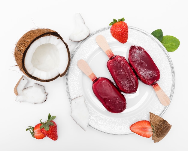 Vista dall'alto gelati con frutta