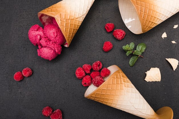 Vista dall'alto gelato con frutta