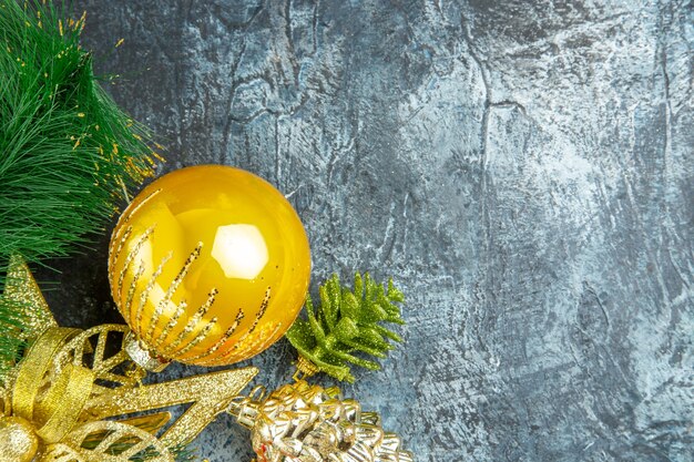 Vista dall'alto giallo albero di natale palla ornamenti di natale su superficie grigia