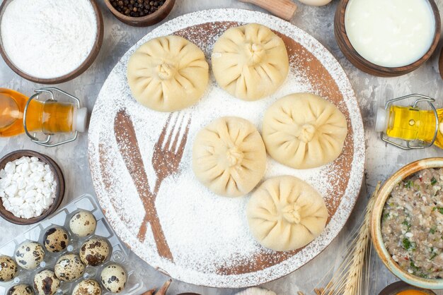 Vista dall'alto gnocchi crudi con condimenti e uova su sfondo bianco torta colore cibo cuocere torta insalata di carne