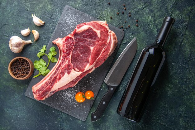 Vista dall'alto grande fetta di carne carne cruda con pepe su superficie scura