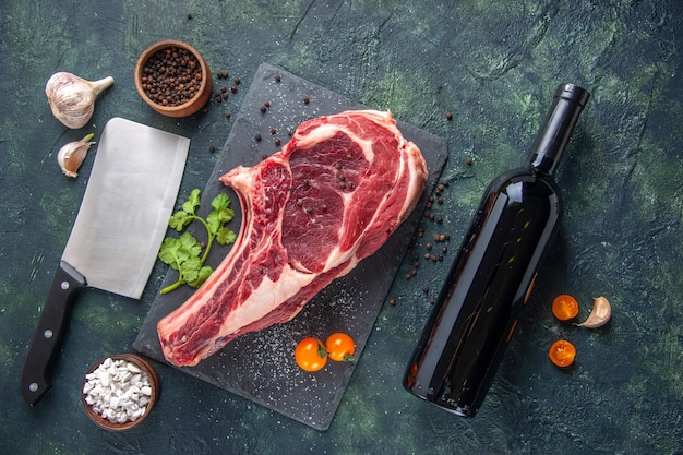 Vista dall'alto grande fetta di carne carne cruda con pepe su superficie scura