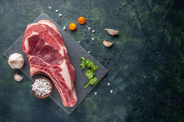 Vista dall'alto grande fetta di carne carne cruda su superficie scura