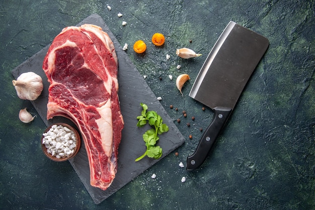 Vista dall'alto grande fetta di carne carne cruda su superficie scura