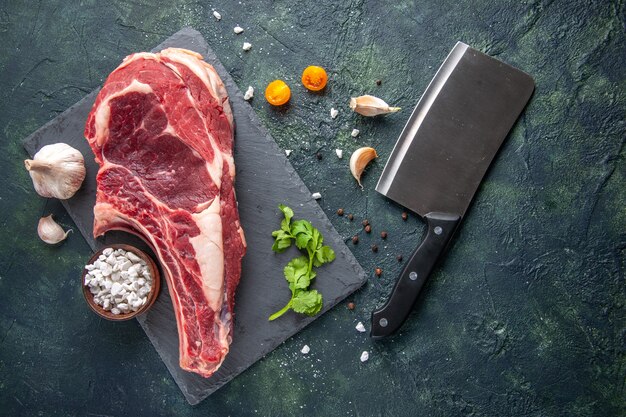 Vista dall'alto grande fetta di carne carne cruda su superficie scura