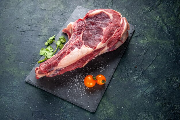 Vista dall'alto grande fetta di carne carne cruda su superficie scura