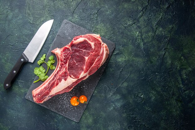 Vista dall'alto grande fetta di carne carne cruda su superficie scura