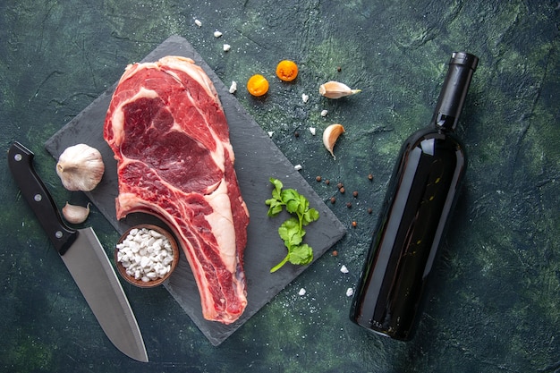 Vista dall'alto grande fetta di carne carne cruda su superficie scura