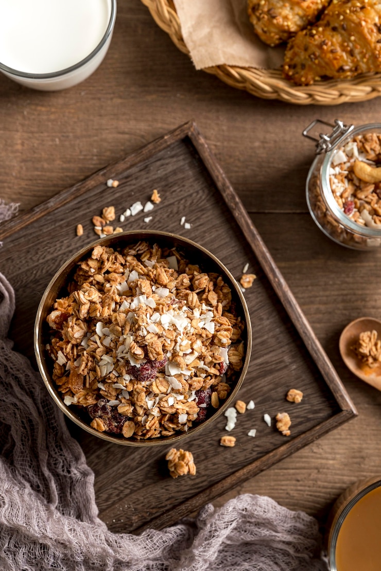 Foto gratuito vista dall'alto granola fatta in casa sul tavolo