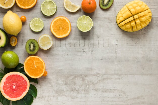 Vista dall'alto grappolo di frutta esotica e fresca con spazio di copia