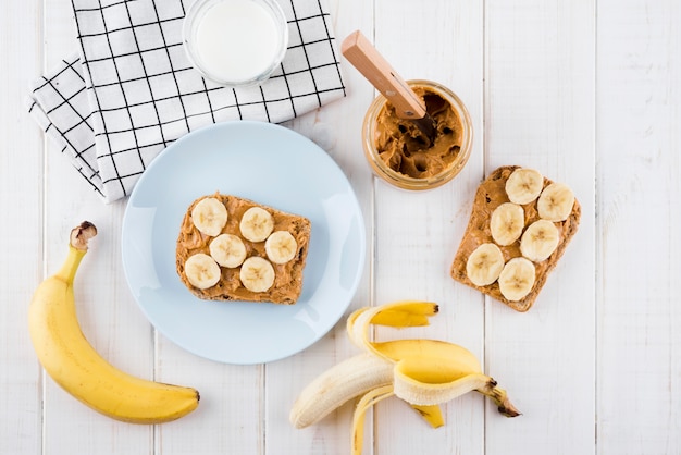 Vista dall'alto gustosa colazione con frutta biologica