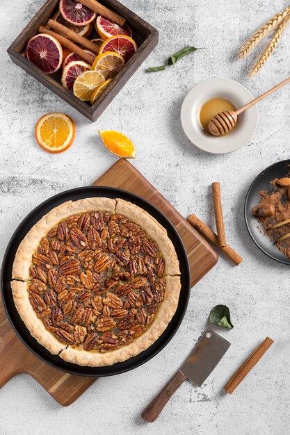 Vista dall'alto gustosa crostata di noci pecan fatta in casa sul tavolo