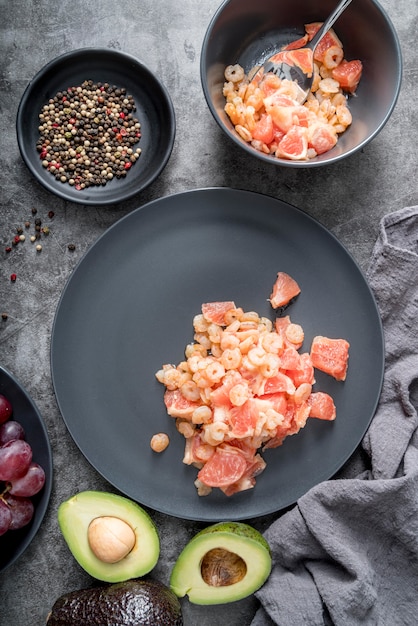 Vista dall'alto gustosa insalata con avocado e gamberi