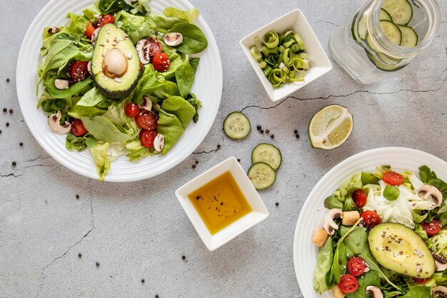 Vista dall'alto gustosa insalata con lime e avocado