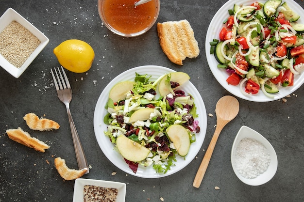 Vista dall'alto gustosa insalata con pane tostato