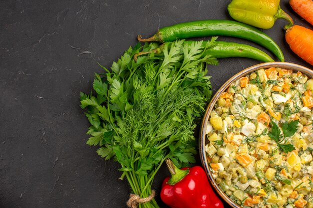 Vista dall'alto gustosa insalata con verdure e verdure su sfondo scuro