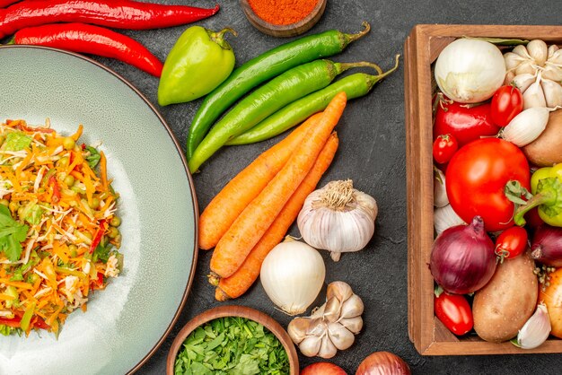 Vista dall'alto gustosa insalata con verdure fresche sulla salute dell'insalata di dieta alimentare grigio scuro