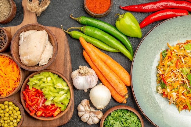 Vista dall'alto gustosa insalata con verdure fresche sulla salute dell'insalata di dieta grigia