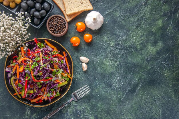 Vista dall'alto gustosa insalata di cavolo con olive e pane su sfondo scuro cibo pane vacanza spuntino dieta salute pasto pranzo