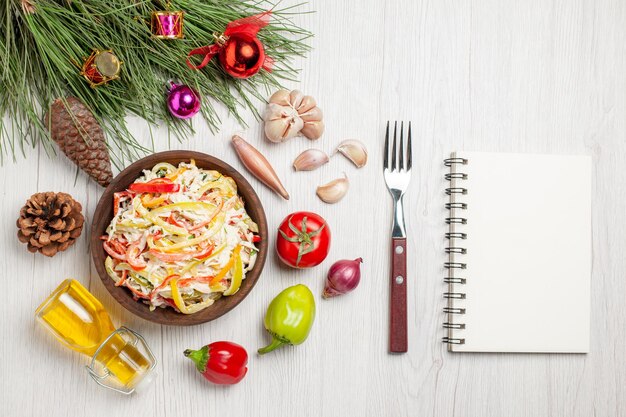 Vista dall'alto gustosa insalata di pollo con maionese su insalata di spuntini di carne fresca di superficie bianca chiara